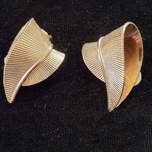 VINTAGE GOLD TONE RIBBED CLIP EARRINGS